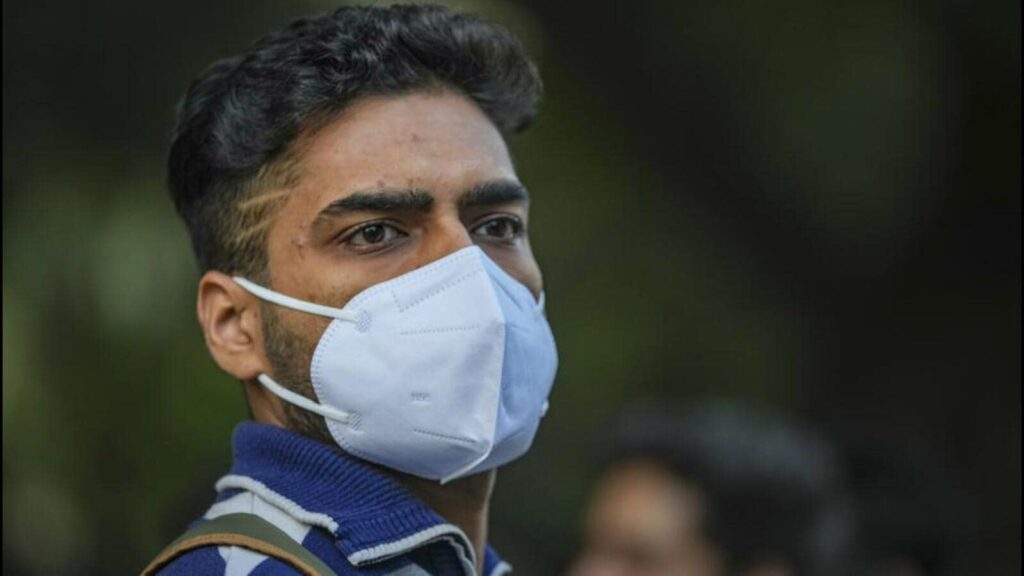 Delhi AQI improves to ‘poor’, slight rise in temperatures as fog reduces | Latest News Delhi