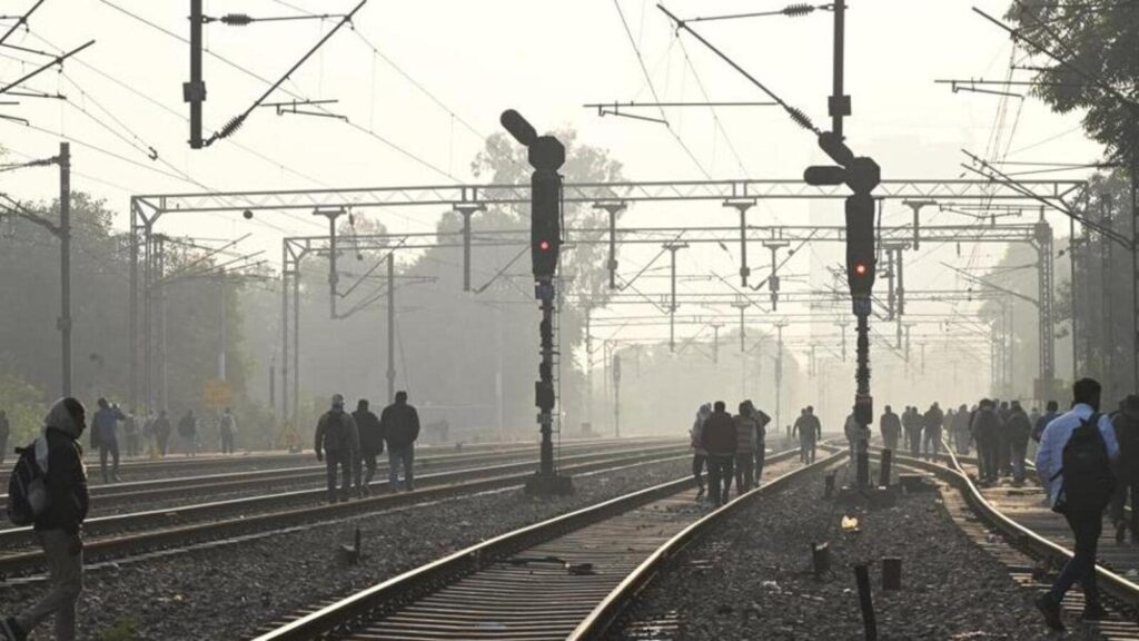 Delhi’s AQI improves slightly, edges to ‘poor’ category; min temperature 10.4°C | Latest News Delhi