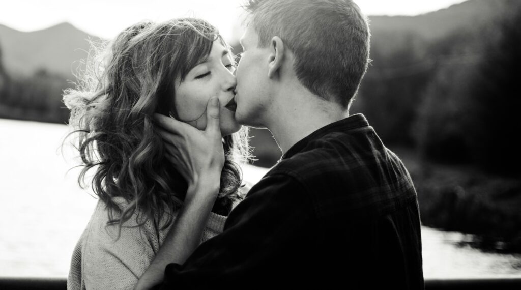 Stuck in a textationship with a pink flag? 6 online dating terms you should master to find love in 2025