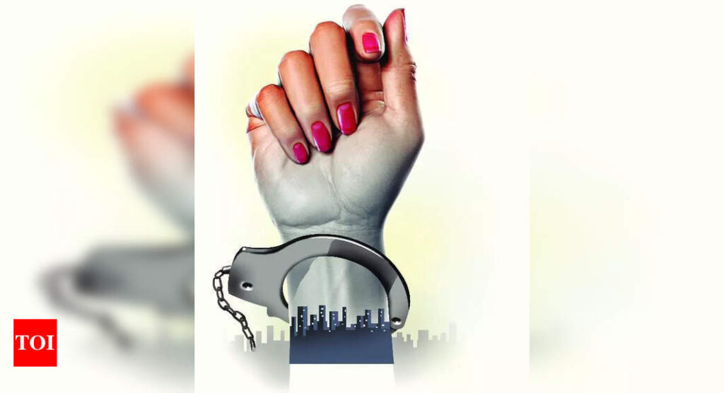 Viral Video: Woman Harassed Outside South Delhi Police Station | Delhi News
