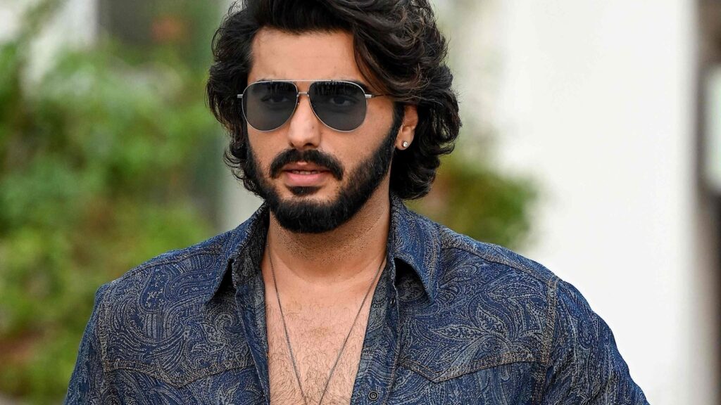 Arjun Kapoor hilariously spreads ‘tobacco awareness’ when asked to pose for picture: ‘Tambaku khana band karo’. Watch | Bollywood