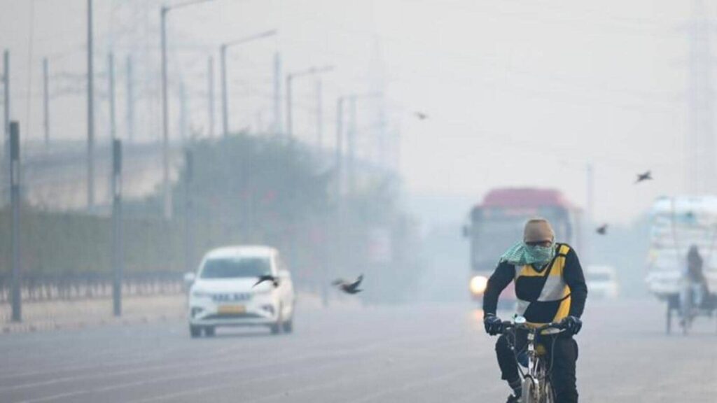 Delhi shivers in coldest morning this winter, temperature drops to 4.5°C | Latest News Delhi