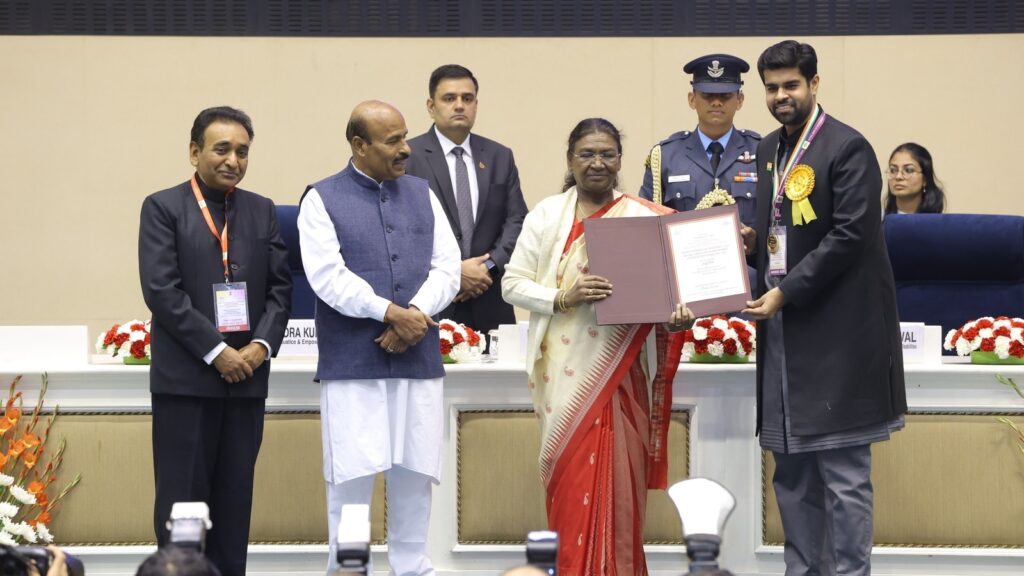 Fashion model with physical limitations wins national award