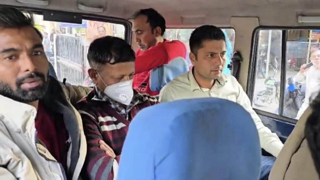 Ghaziabad: Traffic cop held over graft from auto drivers