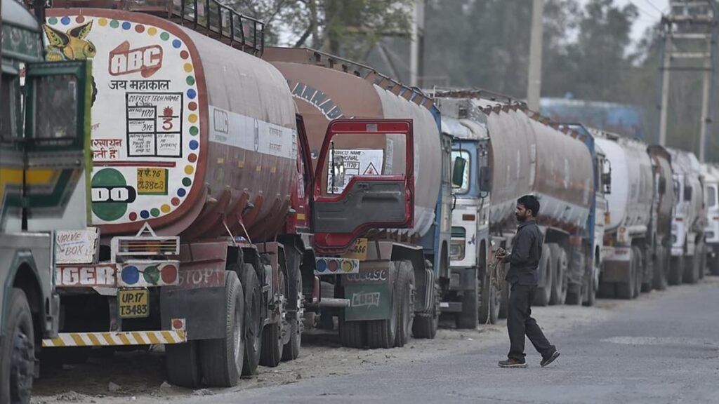 Hydrochloric acid leaks from gas tanker on NH-66 near Mangaluru | Bengaluru
