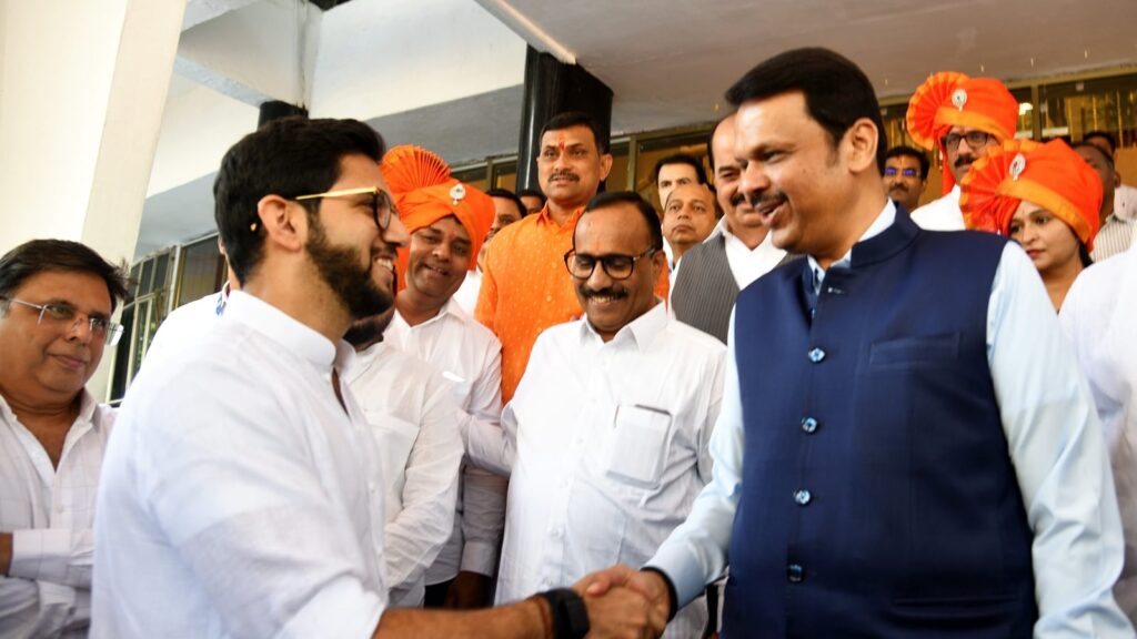 Oppn meets Fadnavis, demands LoP and Dy speaker posts | Mumbai news