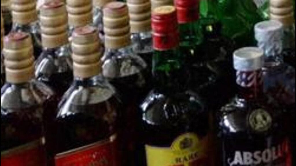 Raid on cafe for selling liquor illegally, case filed
