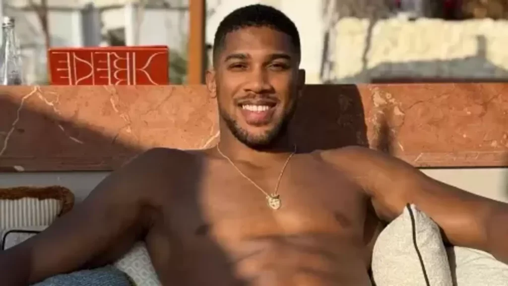 Anthony Joshua enjoys Riyadh getaway, shows off physique while playing chess