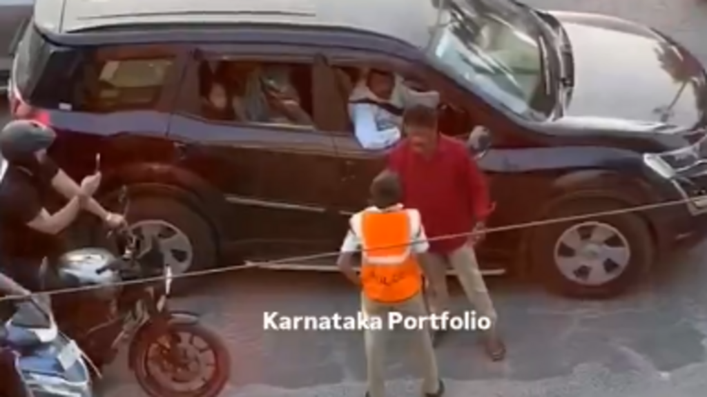 Bengaluru man blocks traffic in a busy road to argue with traffic cop, booked. Video | Bengaluru