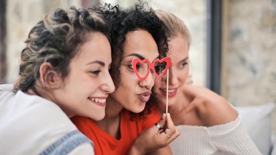 Can our friends sense if we are ready for a serious relationship? Study explores
