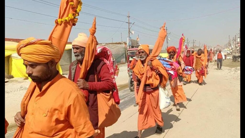 Dandi Swamis conclude Kalpvas, depart from Mahakumbh