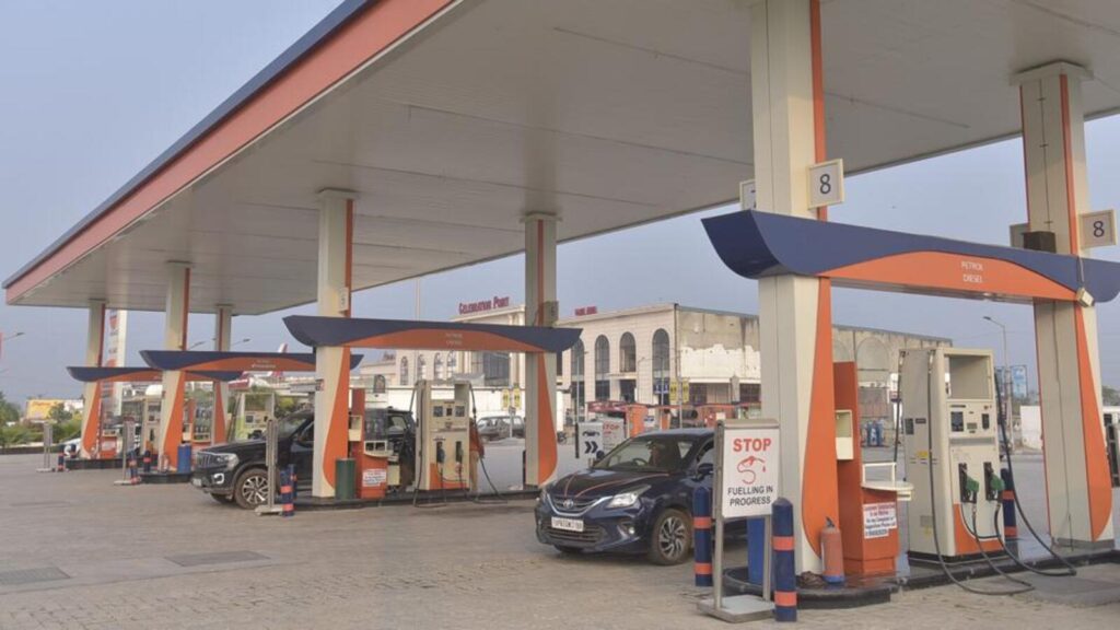 Ghaziabad: Men steal fuel from petrol pump near Delhi-Meerut Expressway