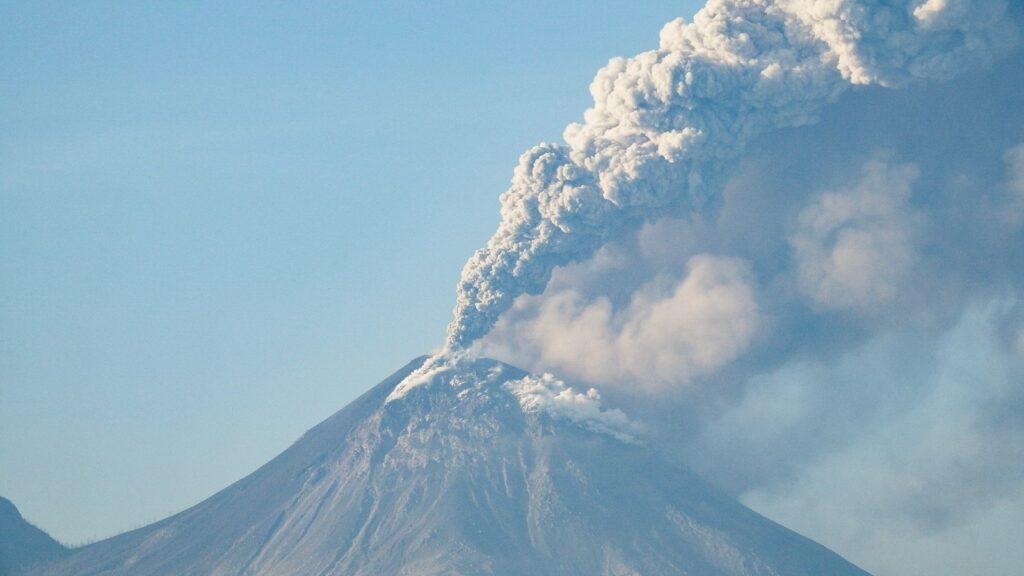 Indonesia travel warning: Bali flights cancelled as Mount Lewotobi rumbles, volcano could erupt at any moment | Travel