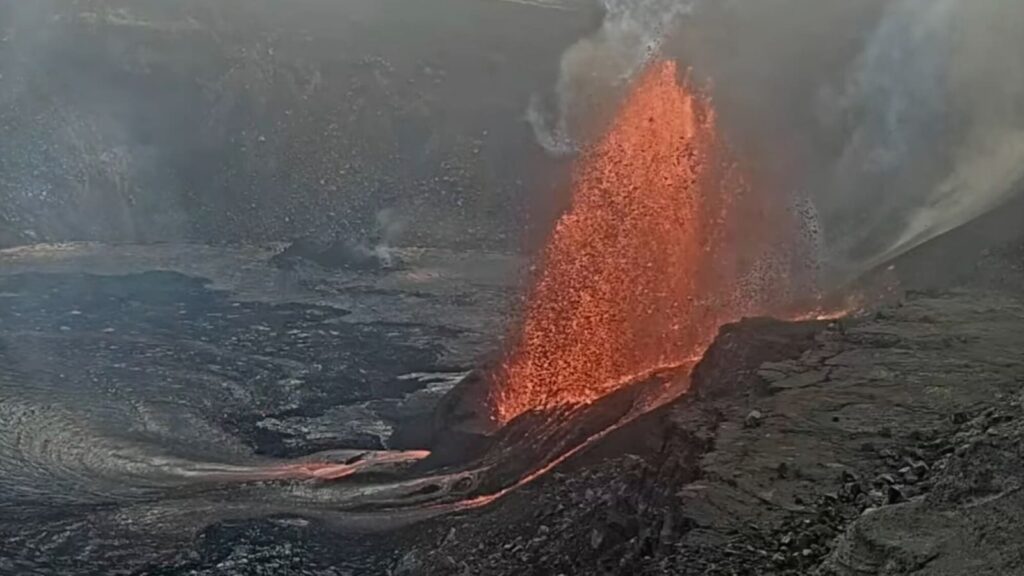 Kilauea volcano spewing lava 330 feet into air on Hawaii’s Big Island; Watch video