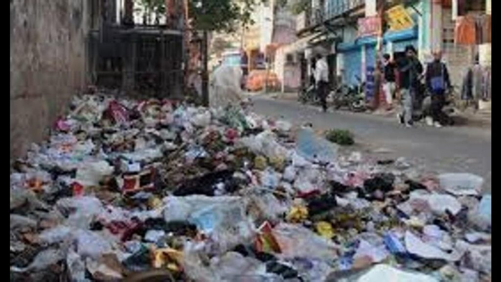 Lko streets swamped with garbage amid corporators’ protest