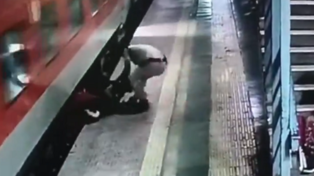 Man slips into gap between moving train and platform in Mumbai, alert cop rescues him. Video | Trending