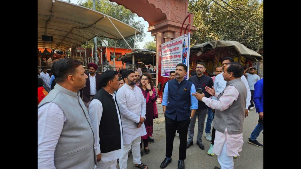 Mankameshwar and Buddheshwar temple: Lko DM reviews Mahashivratri preparations