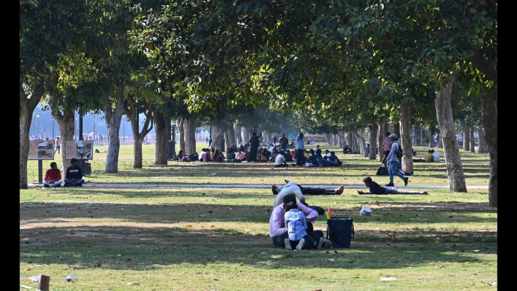 Mercury rises in Delhi as air quality remains ‘moderate’ for 6th day | Latest News Delhi