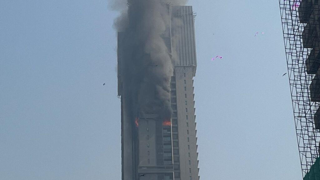 Mumbai fire: Huge blaze erupts on 42nd floor of Salsette 27 building in Byculla | Latest News India
