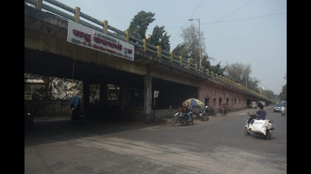 PMC removes over 100 shanties obstructing completion of new Sadhu Vaswani Bridge