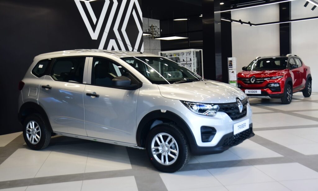 Renault Kiger, Triber get 8.0-inch touchscreen, rear camera & more in lower trims. Here’s how much they cost now…