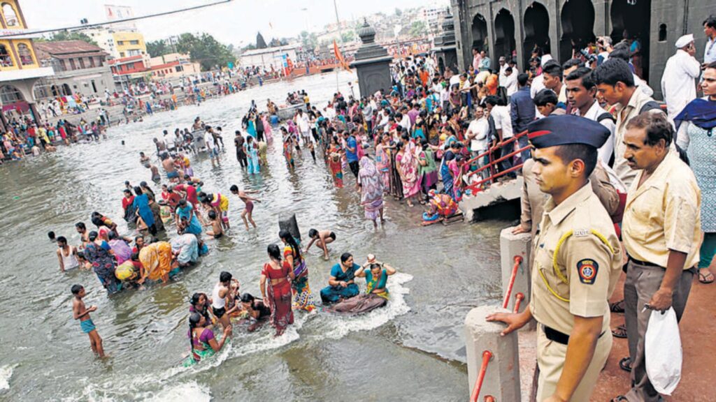 Shinde muscles in on Mahajan’s turf, holds Kumbh meet in Nashik | Mumbai news