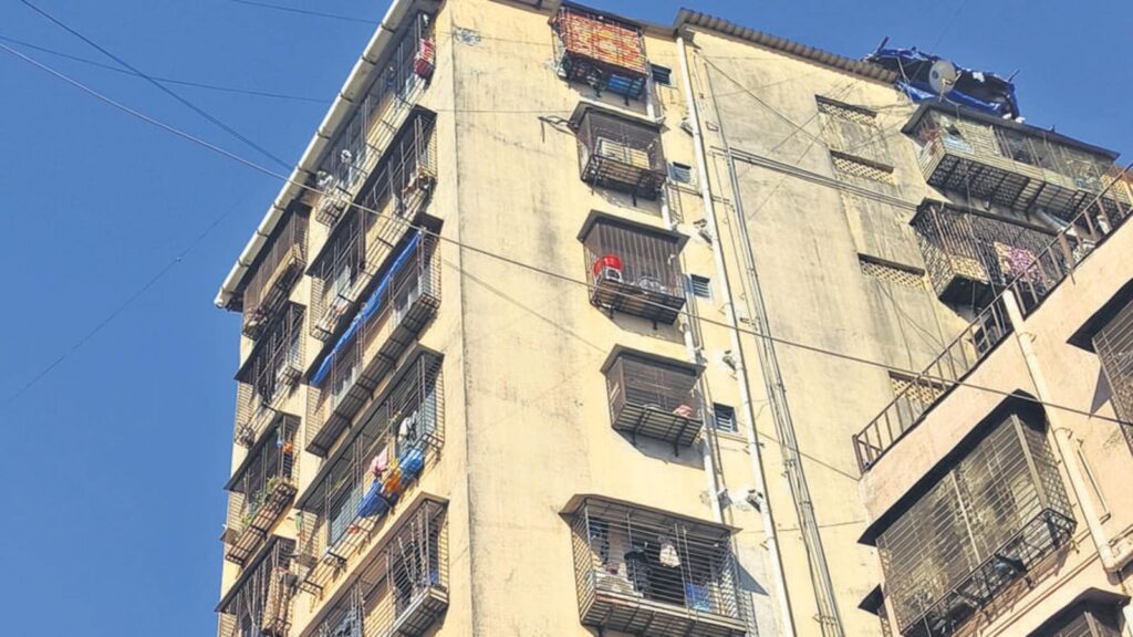 Short-circuit fire in Masjid Bunder building kills 2, injures five | Mumbai news