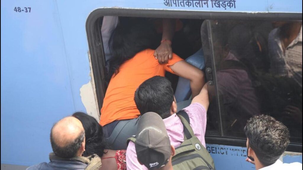 Stone pelting on Jan Shatabdi in Gaya: 2 passengers injured, window panels damaged