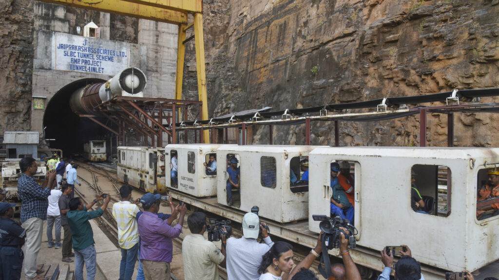 Telangana tunnel collapse: NDRF says working to drain out water from tunnel| 10 points | Latest News India