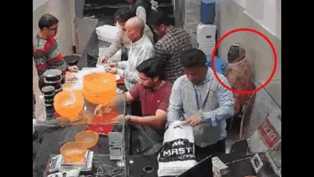 Woman posing as customer steals jewellery worth ₹55 lakh