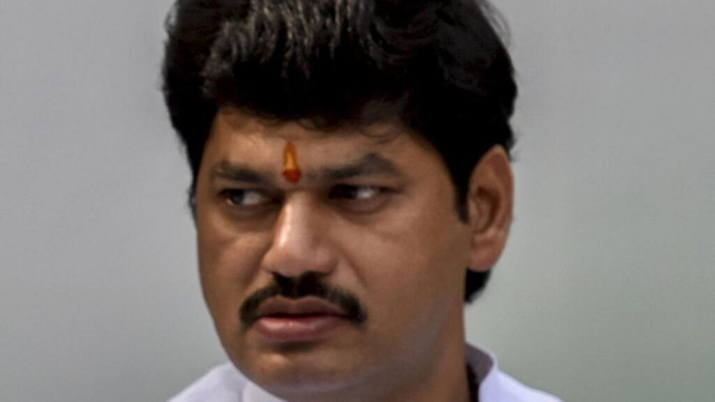 15 videos, 8 photos and 2 video calls seal Munde’s fate as he resigns | Latest News India