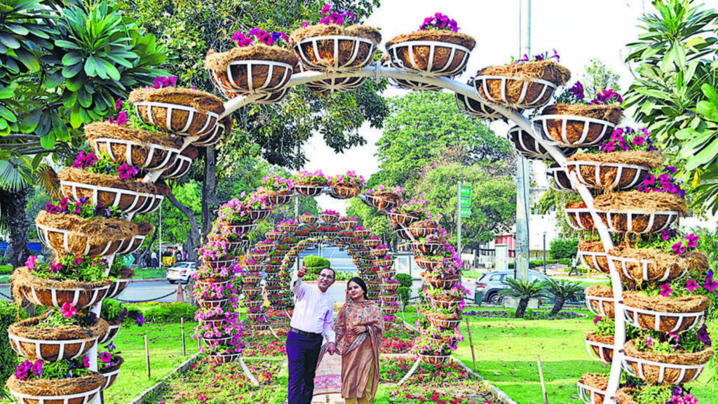 At 32.8°C, Delhi logs year’s highest max temperature | Latest News Delhi