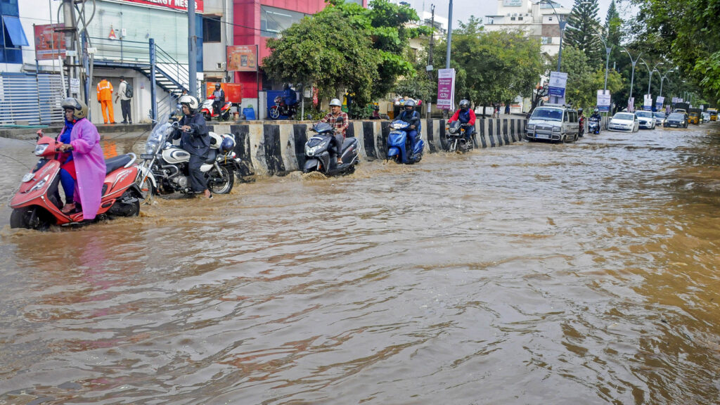 Bengaluru rains: 3-year-old killed, city paralysed by waterlogging, flights diverted | 10 points | Latest News India