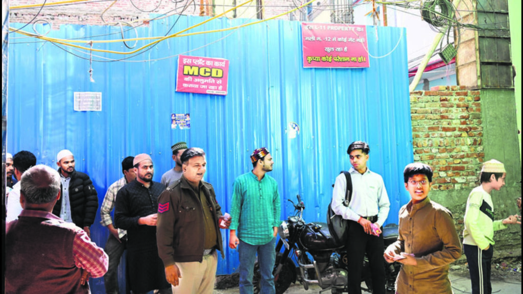Brahmpuri mosque expansion causes row | Latest News Delhi