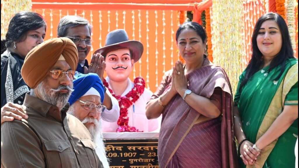 Delhi CM unveils new Bhagat Singh statue, slams AAP | Latest News Delhi