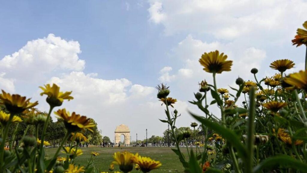 Delhi minimum temperature drops to 11.8°C as AQI remains ‘moderate’ | Latest News Delhi
