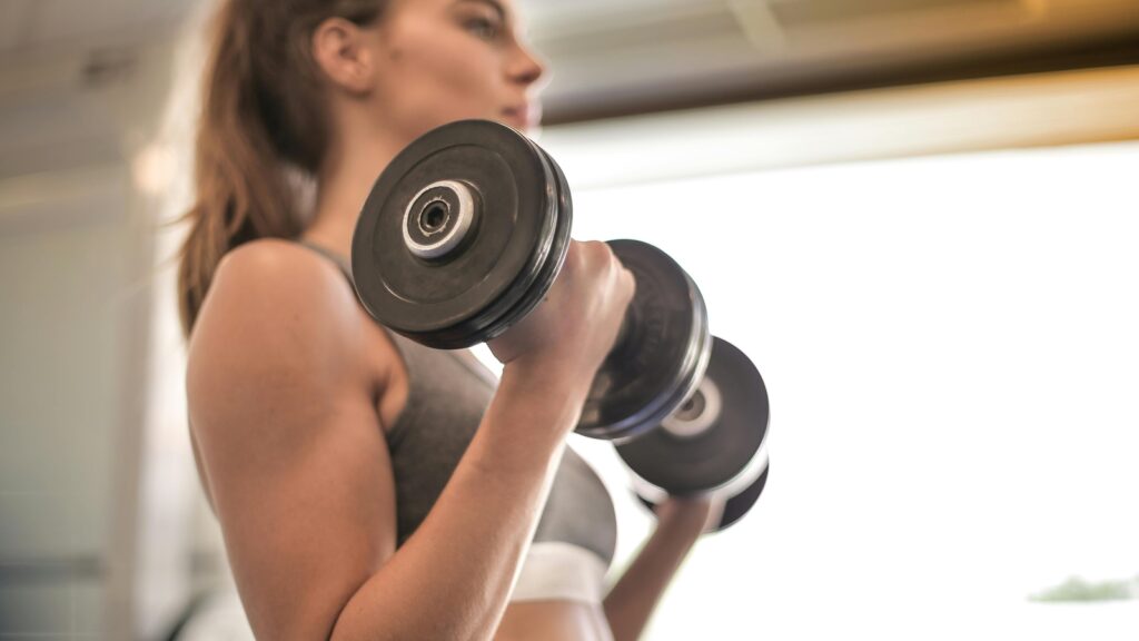 Fat loss coach shares 7 strength training tips that can help you build muscle and lose weight at the same time | Health