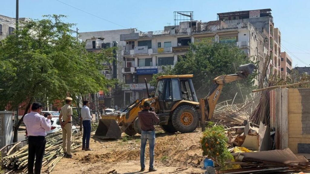 GMDA clears encroachments near furniture market in Sec 24