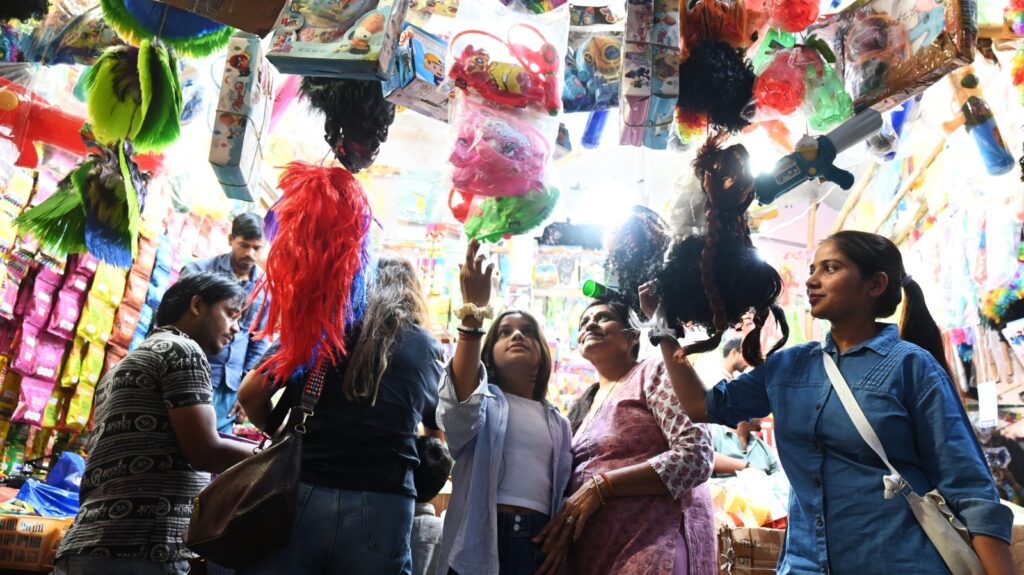 Holi 2025: Lucknow is busy buying the best