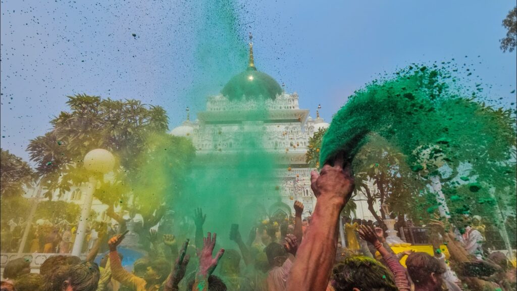 Hues of unity, peace and joy at Dewa Sharif