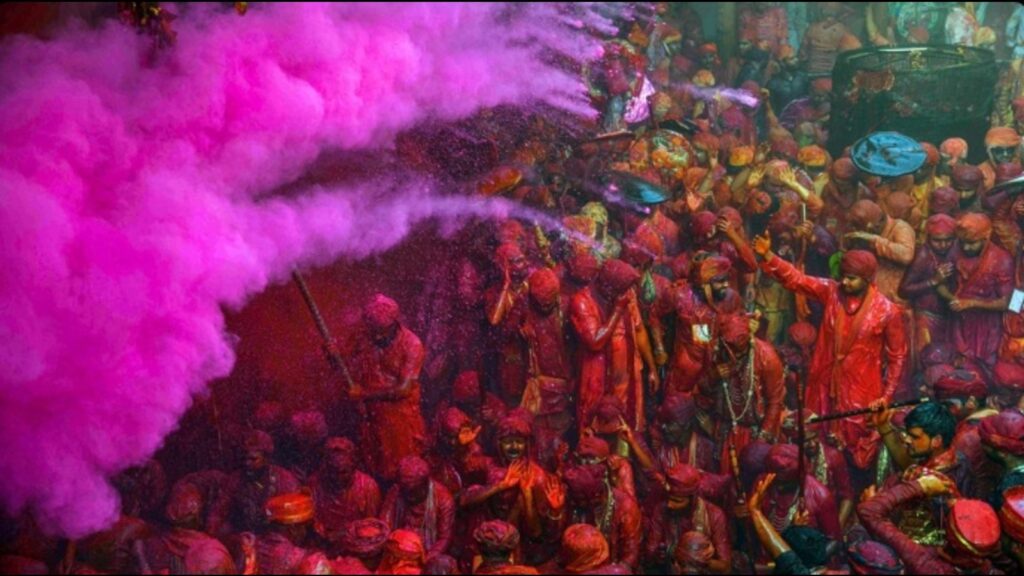 In Kashi, Sadhus too join Holi jamboree