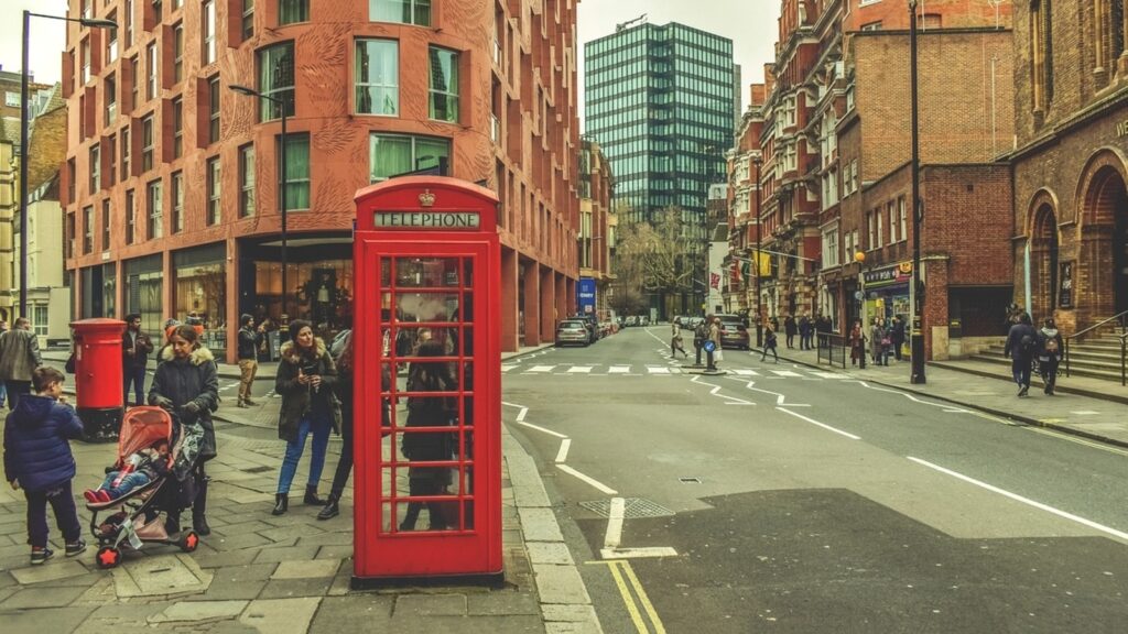Lecturer claims Indian students in UK struggle to find jobs, end up returning home | Trending