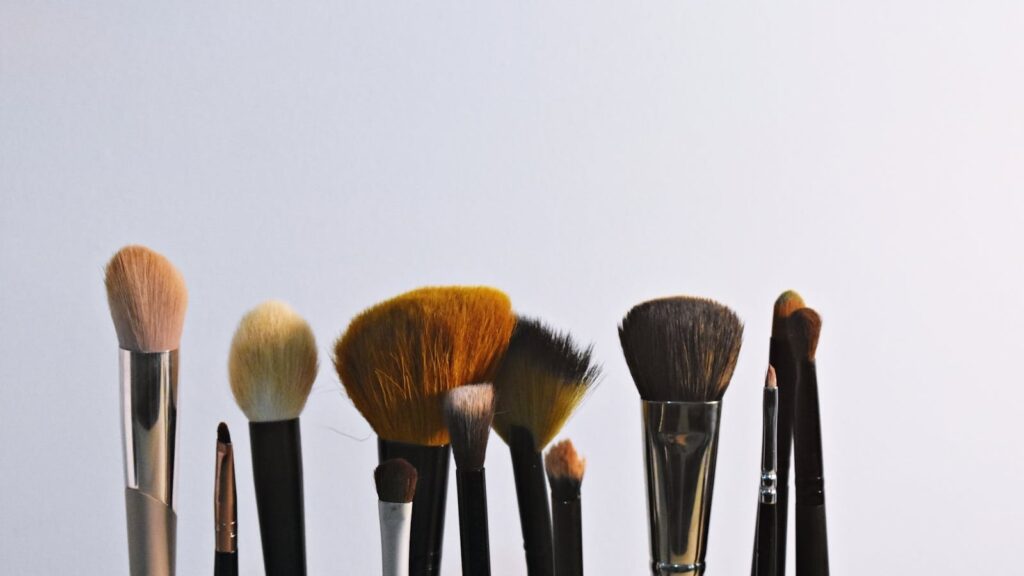 Makeup brush: Ace the art of makeup with these professional makeup brushes set; Get flawless makeup in one stroke | Fashion Trends