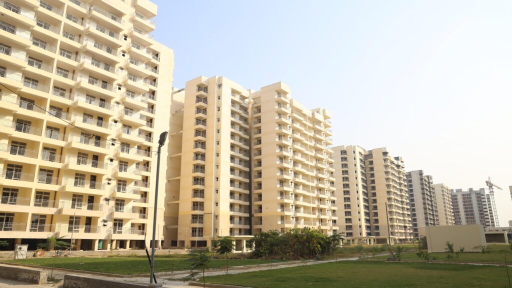 Married woman dupes family of ₹28 crore, sells 80 illegally-acquired flats to fund online lover | Trending