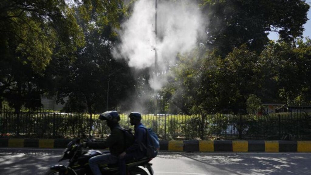 Minimum temperature rises in Delhi as AQI remains ‘poor’ | Latest News Delhi