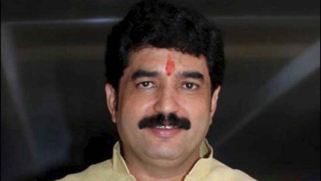 Minister Murlidhar Mohol helps accident victims reach back to Pune safely