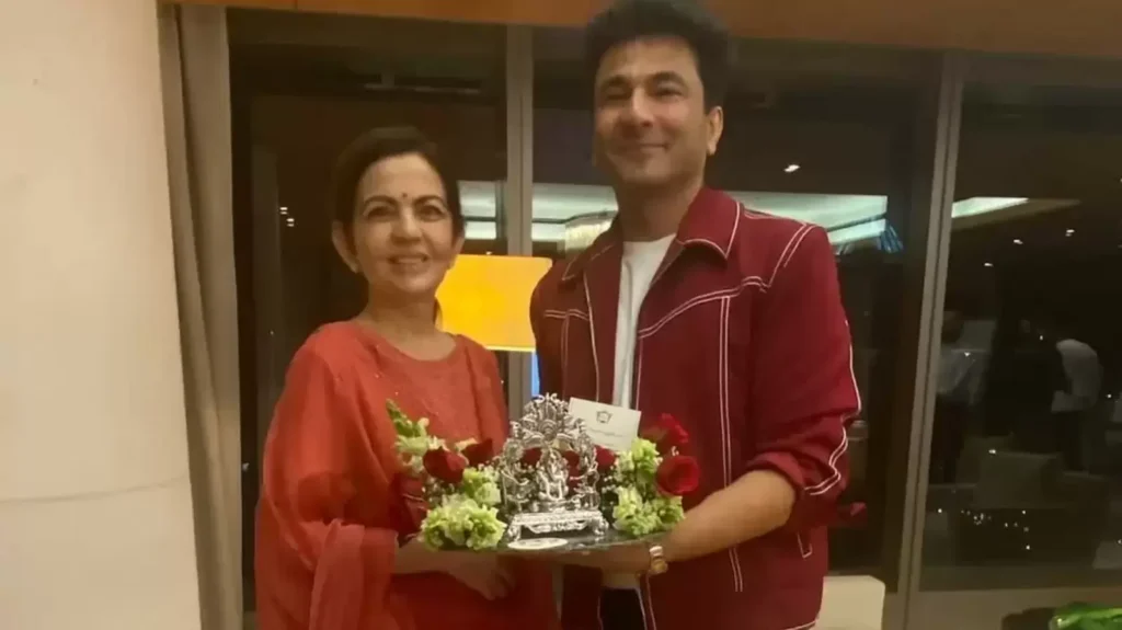 Nita Ambani nails the less is more statement as she meets with Vikas Khanna at Antilia in a peach suit. Pics | Fashion Trends