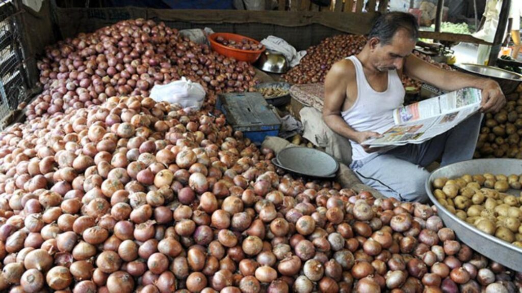 No tears from onions now, prices drop | Mumbai news
