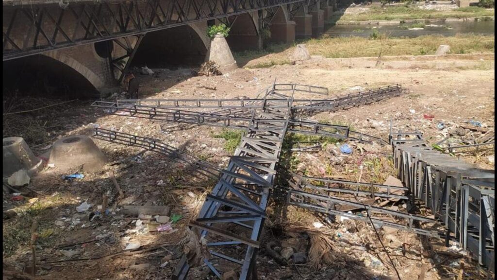 PMC takes down unauthorised structure at Alka Chowk 