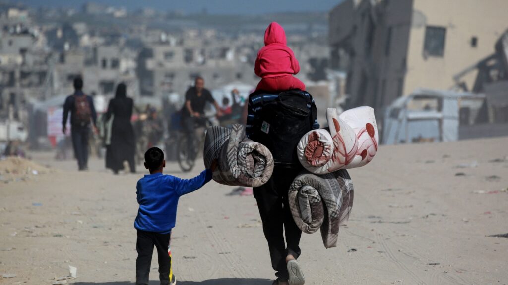 Palestinian families evacuate the eastern sector of Gaza strip after Israeli strikes I Photos